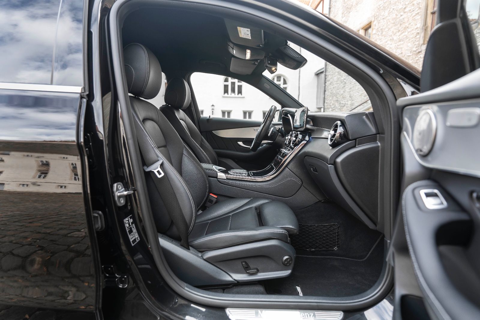 Fahrzeugabbildung Mercedes-Benz GLC 300d 4Matic AMG-LINE LED KAM NAV