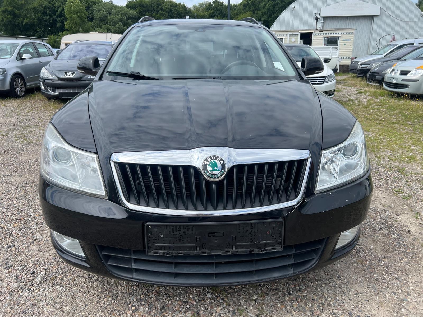Skoda Octavia 2012 — rear view