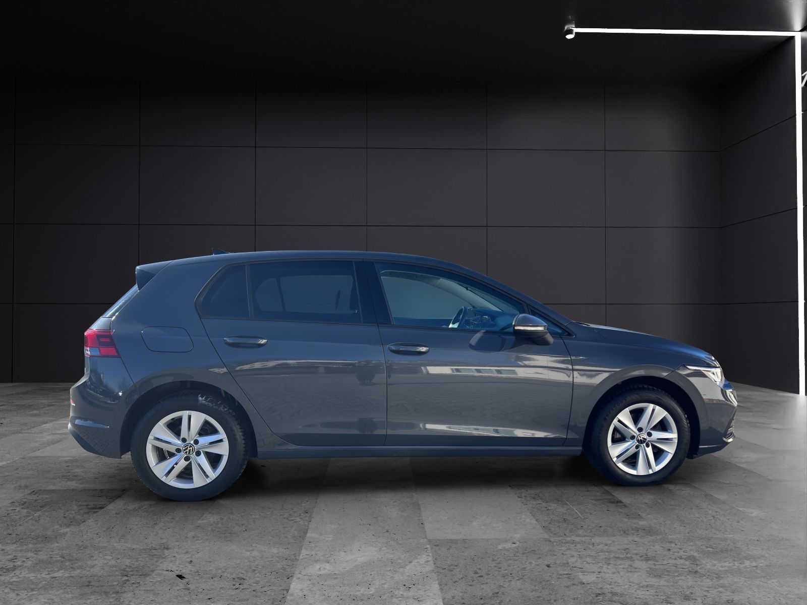 Fahrzeugabbildung Volkswagen Golf VIII TSI Life LED Navi AID ACC PDC SH LM