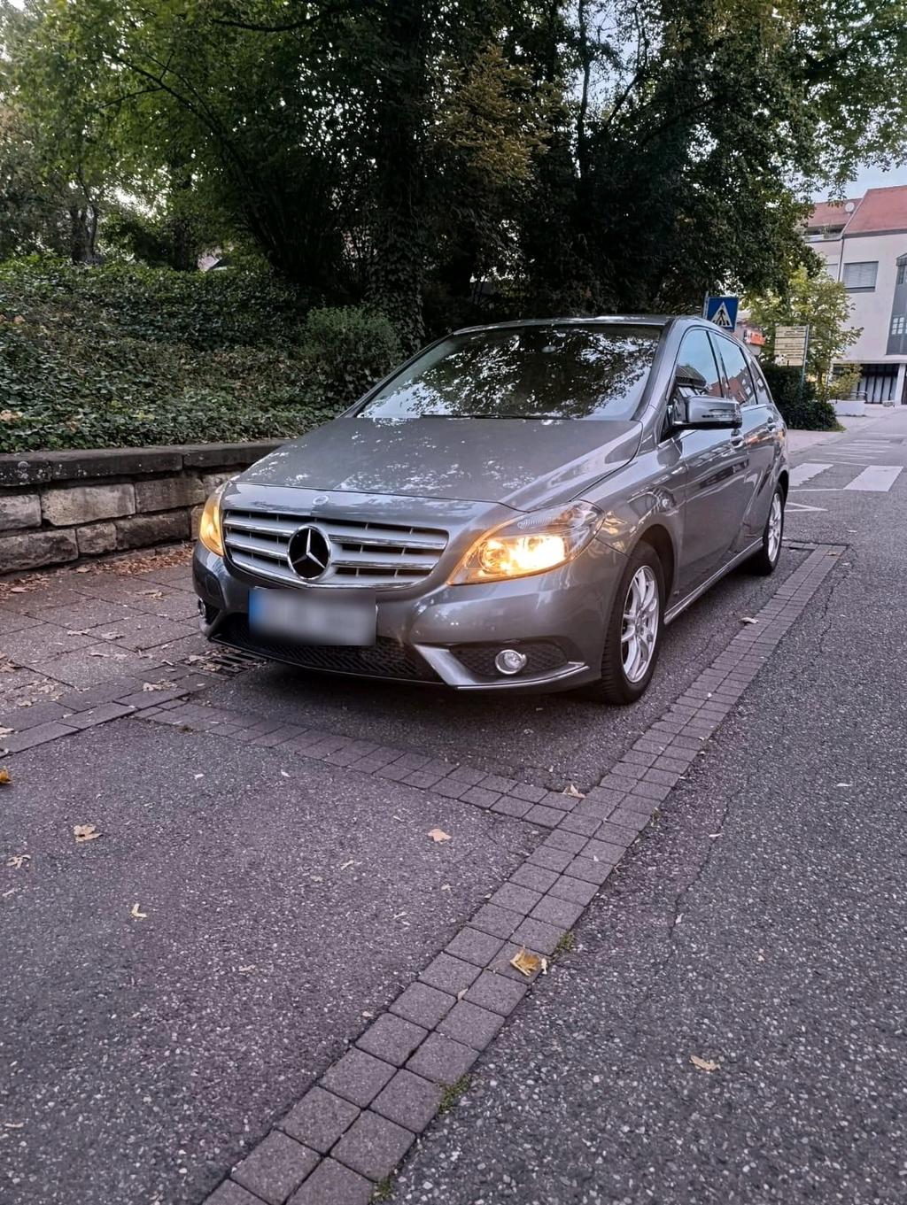 Mercedes-Benz Mers. B180 W246 2013/ TÜF 07.28. NEU/Schec...