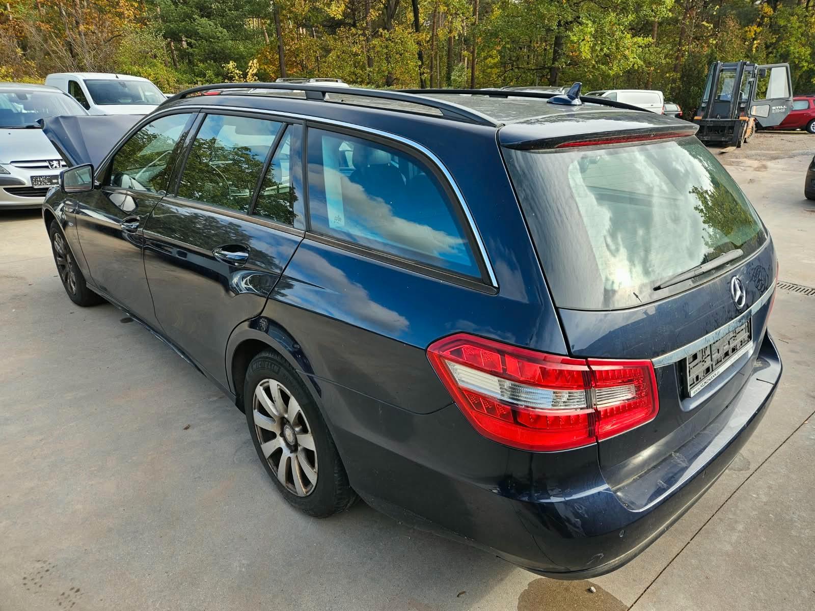 Mercedes-Benz E200 2011 — rear view