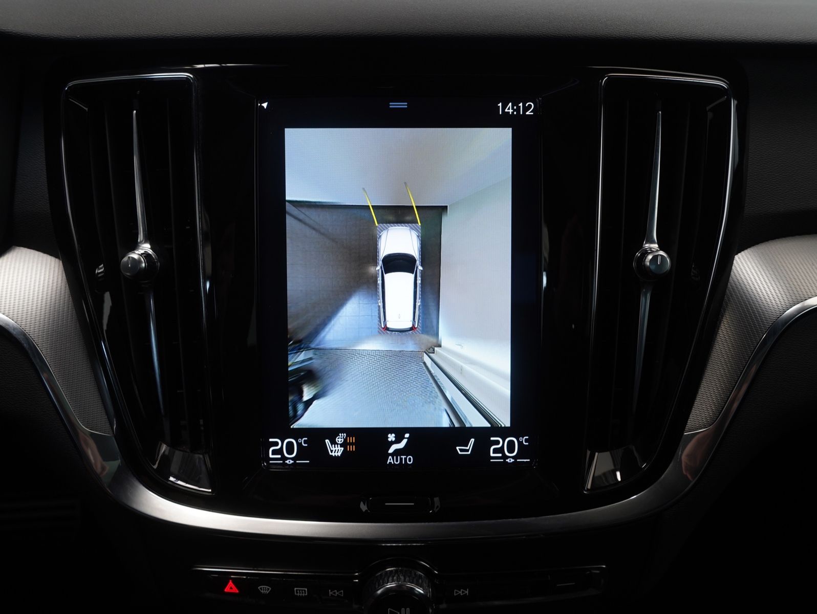 Fahrzeugabbildung Volvo V60 T6 AWD Recharge Plug-In R Design INTELLISAFE
