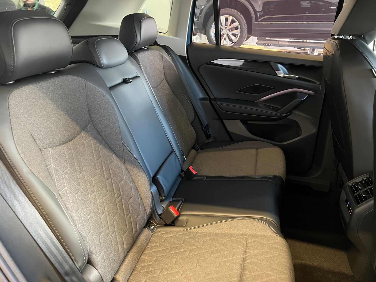 Fahrzeugabbildung Volkswagen Tiguan Life 2.0 TDI DSG *AHK, LED, Kamera, 18''-