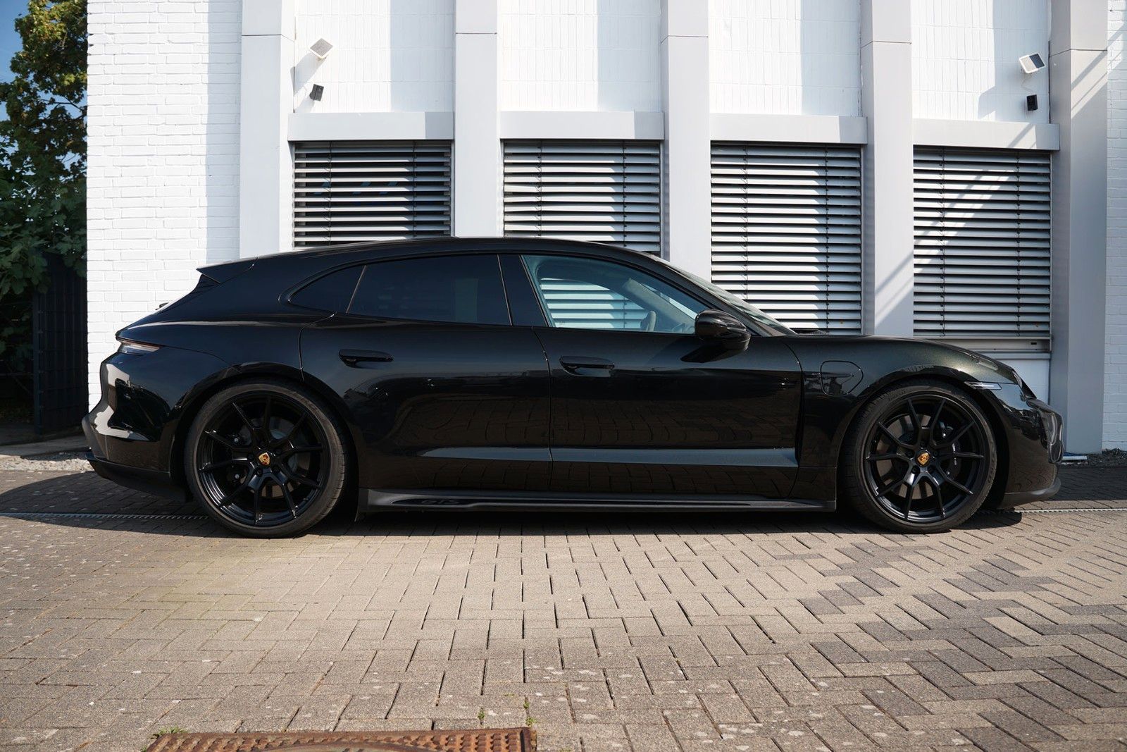 Porsche Taycan GTS Sport Turismo PTS DARK OLIVE METALLIC foto 2