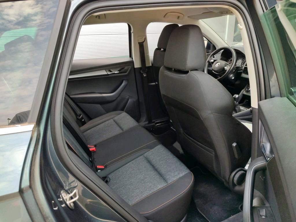 Fahrzeugabbildung SKODA Karoq Clever-LED-4xSHZ-KESSY-TEMP-SMART LINK-PDC