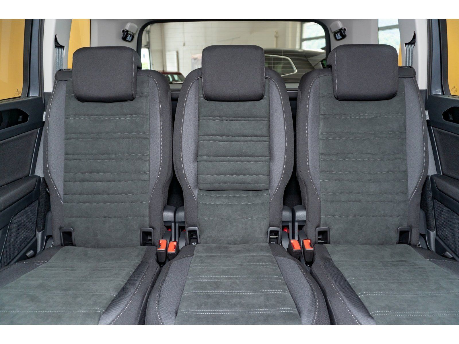 Fahrzeugabbildung Volkswagen Touran Highline R-Line TSI DSG *AHK*Standhzg*7-S