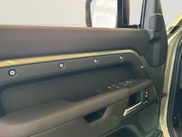 Land Rover Defender 110 D250 SE X-Dynamic+AHK+Pano+Matrix+M