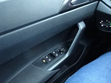Fotografie 18 des VW Polo 1.0 TSI Life RFK*PDC*NAVI*SHZ Klima/wie neu