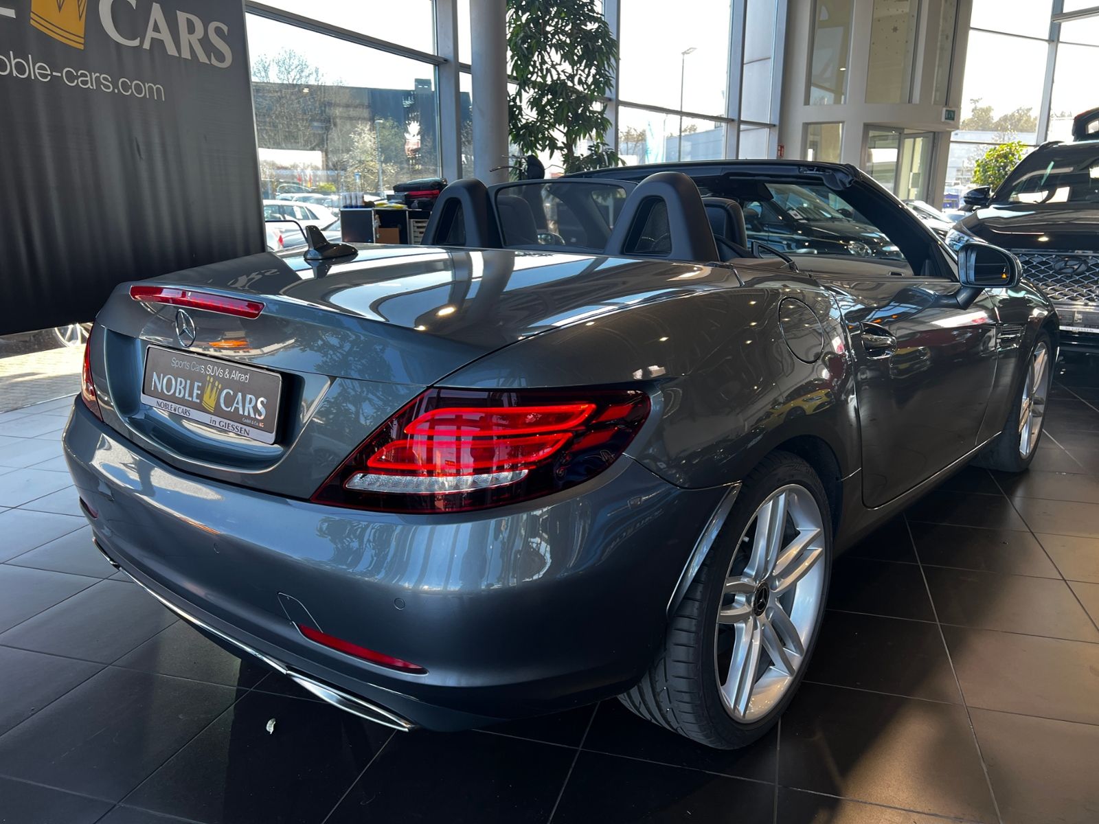 Fahrzeugabbildung Mercedes-Benz SLC 300 Memory AIRSCARF AHK LED