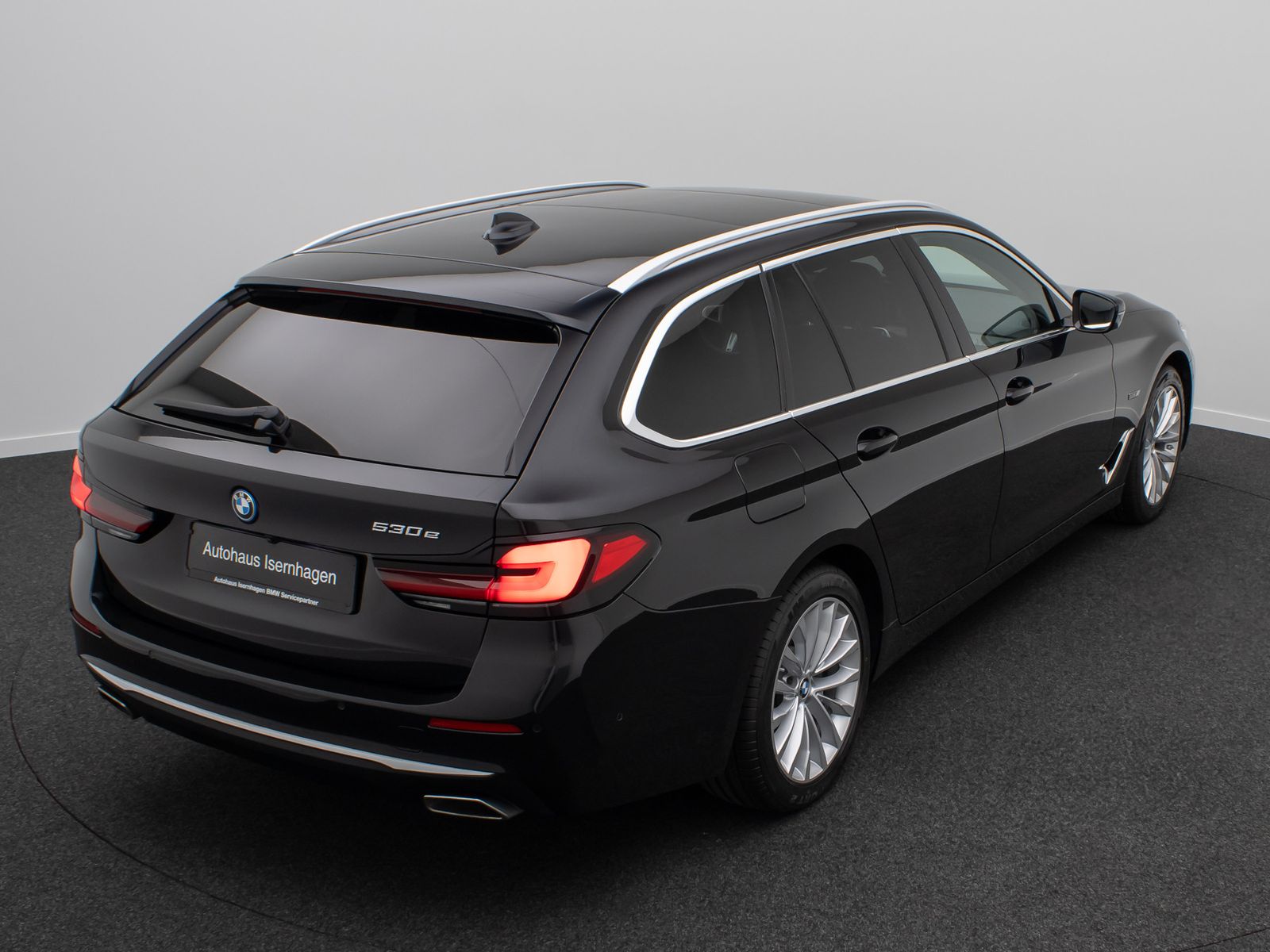 Fahrzeugabbildung BMW 530e Luxury Line Laser HUD HiFi DAB Panorama 18"