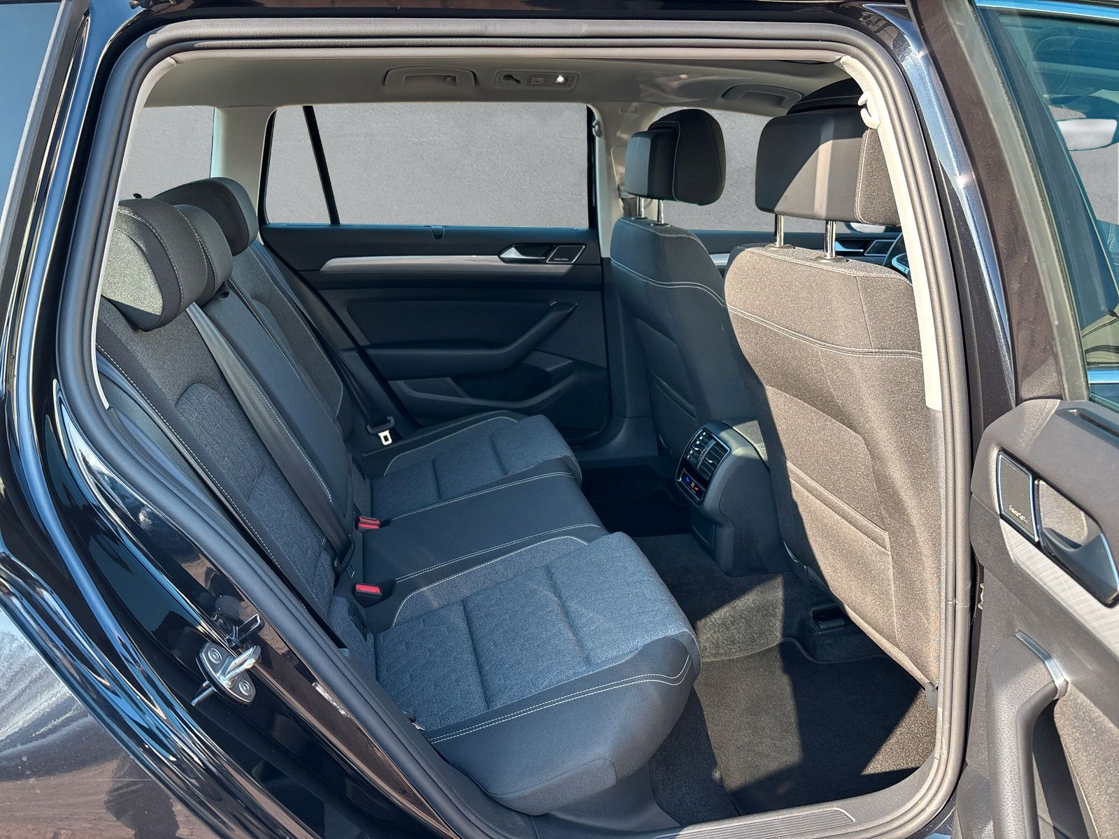 Fahrzeugabbildung Volkswagen Passat Variant Business 2.0 TDI DSG AHK App-Conn