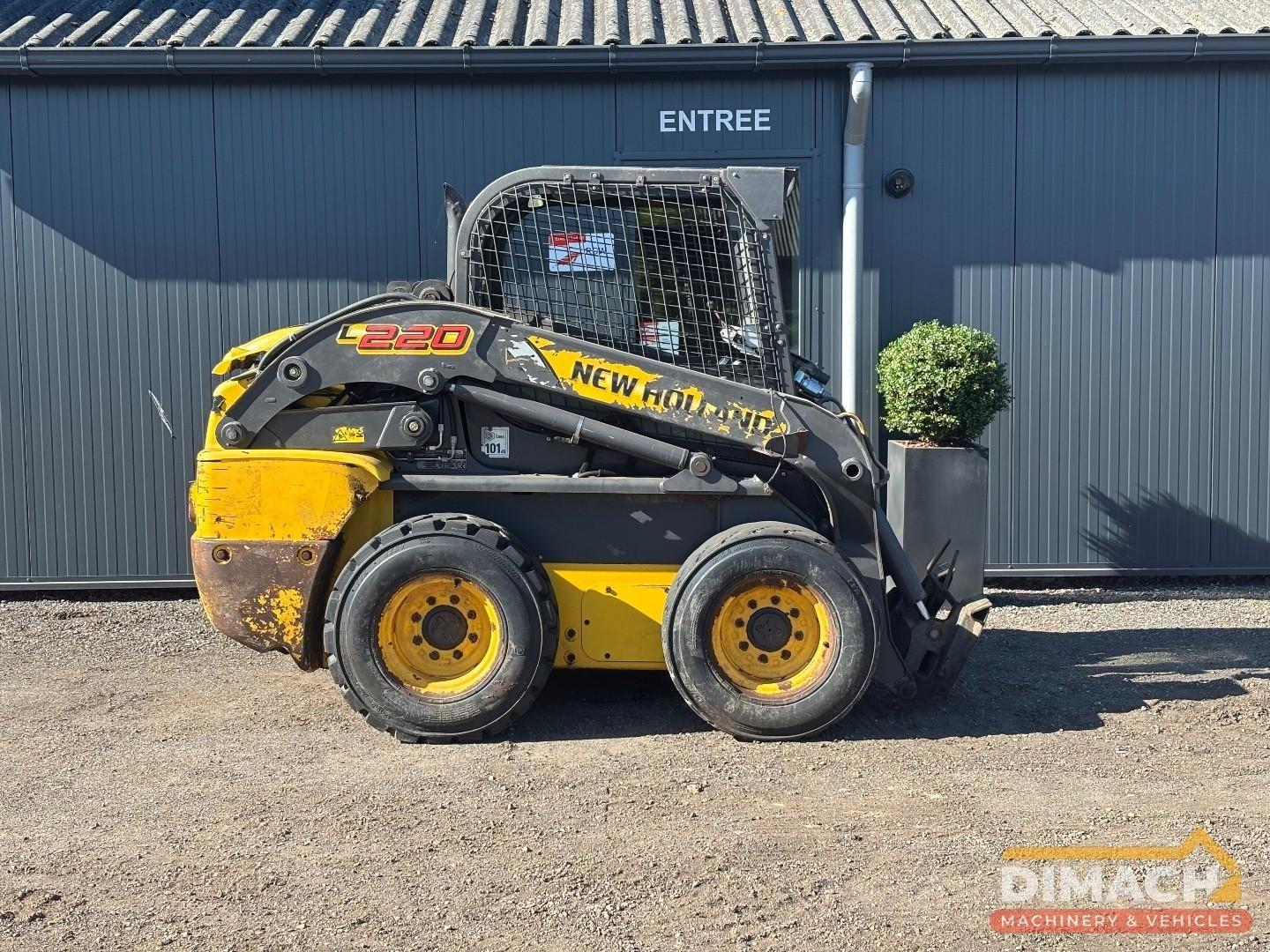 New Holland L220 kompaktlader - 4x4 - brandschaden, motor ok