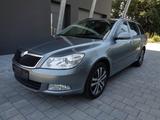 Skoda Octavia 1.6 TDI DSG Elegance Combi - Skoda Octavia aus 2012 mit Diesel-Antrieb: Kombi
