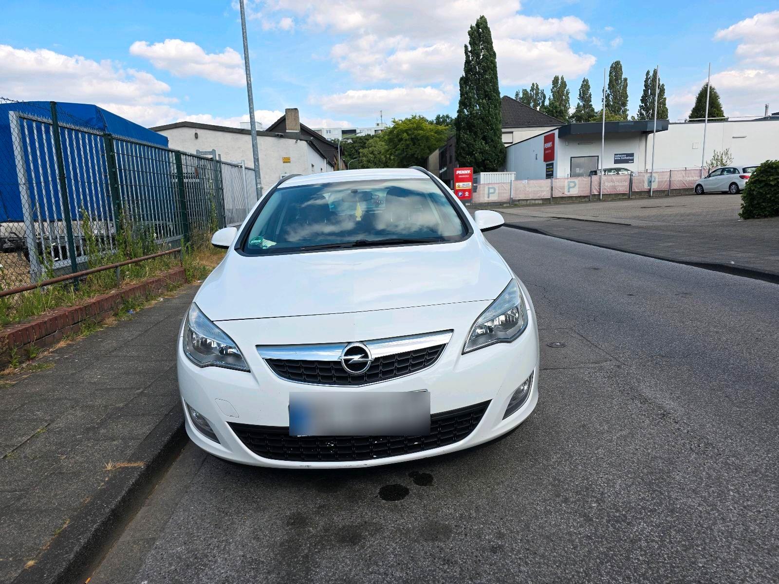 Opel Astra 2011 — rear view