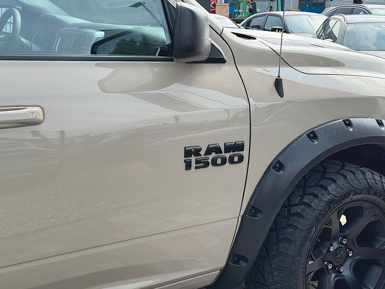 Fahrzeugabbildung Dodge RAM 5.7 V8 HEMI Night PUNISHER 4x4 LONGBED 19%