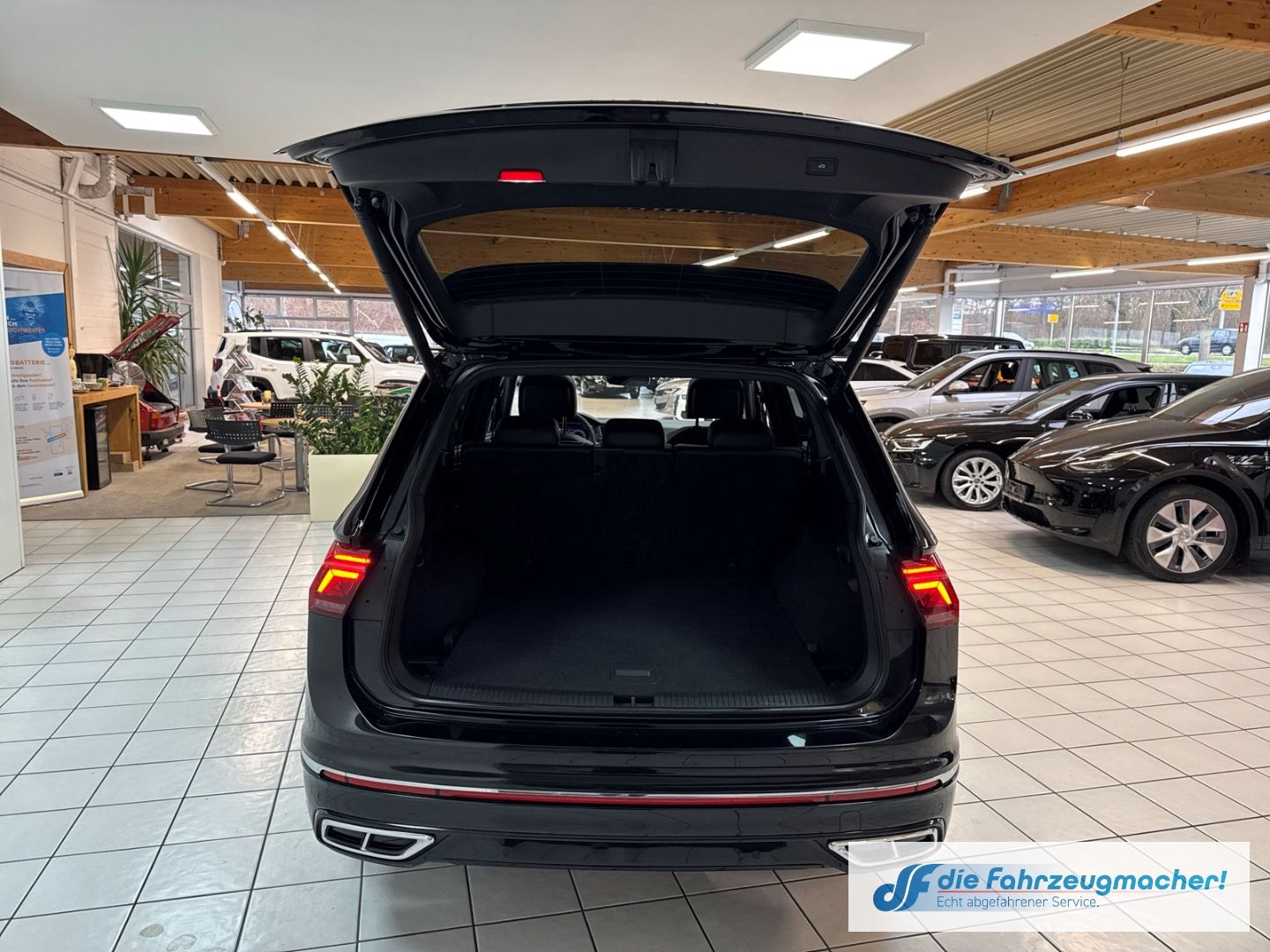 Fahrzeugabbildung Volkswagen Tiguan Allspace R-Line 4Motion Sportpaket HUD AD