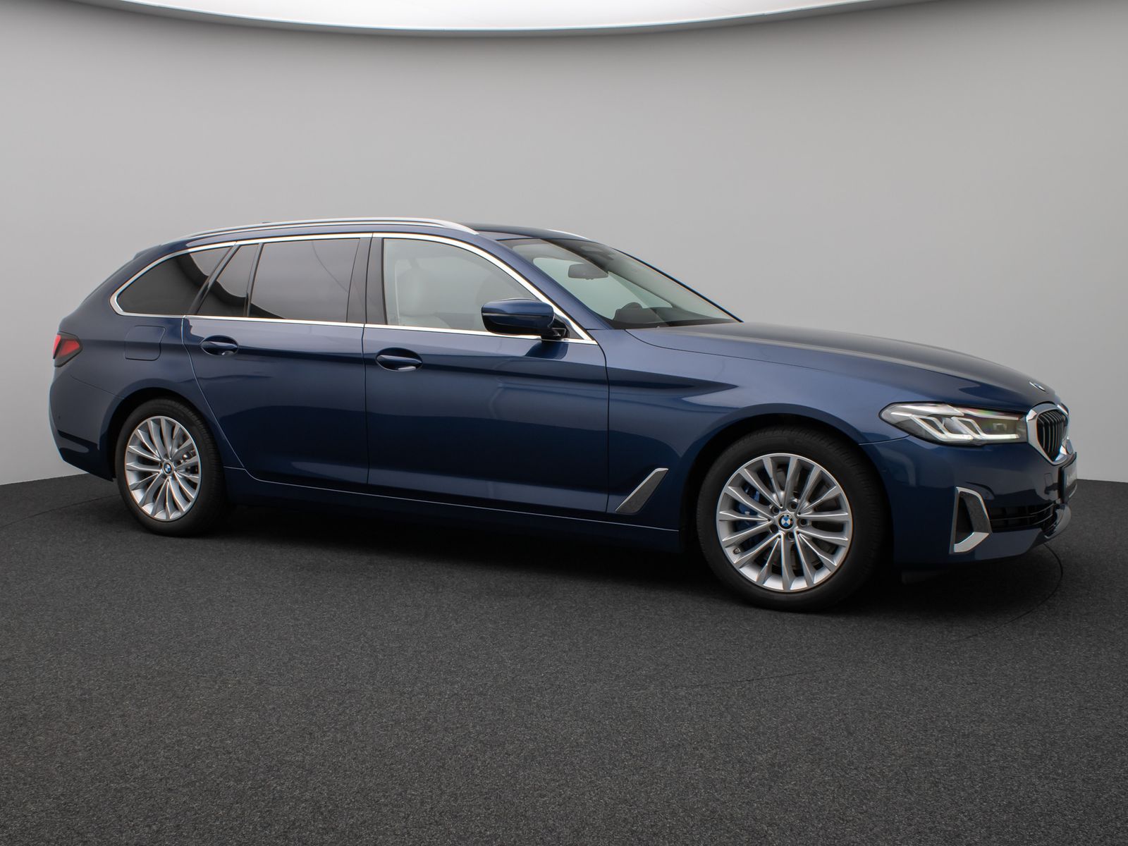 Fahrzeugabbildung BMW 530d Luxury Line Panorama Kamera HUD DAB Sport
