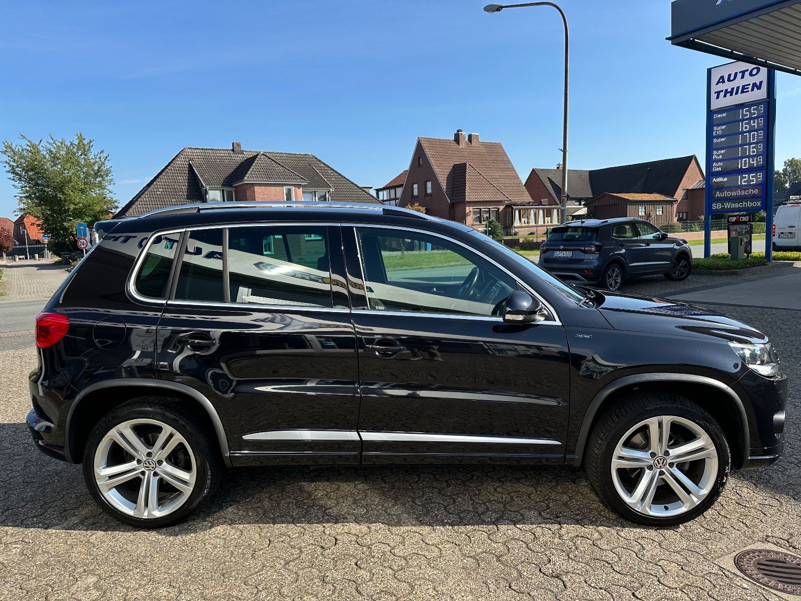 Fahrzeugabbildung Volkswagen Tiguan 1.4 TSI R-Line AHK/Navi/GRA/SHZG
