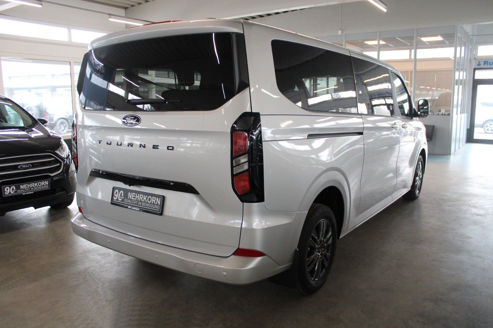 Fahrzeugabbildung Ford Tourneo Custom L2 8-Sitz Titanium Aut. LED STDHZ