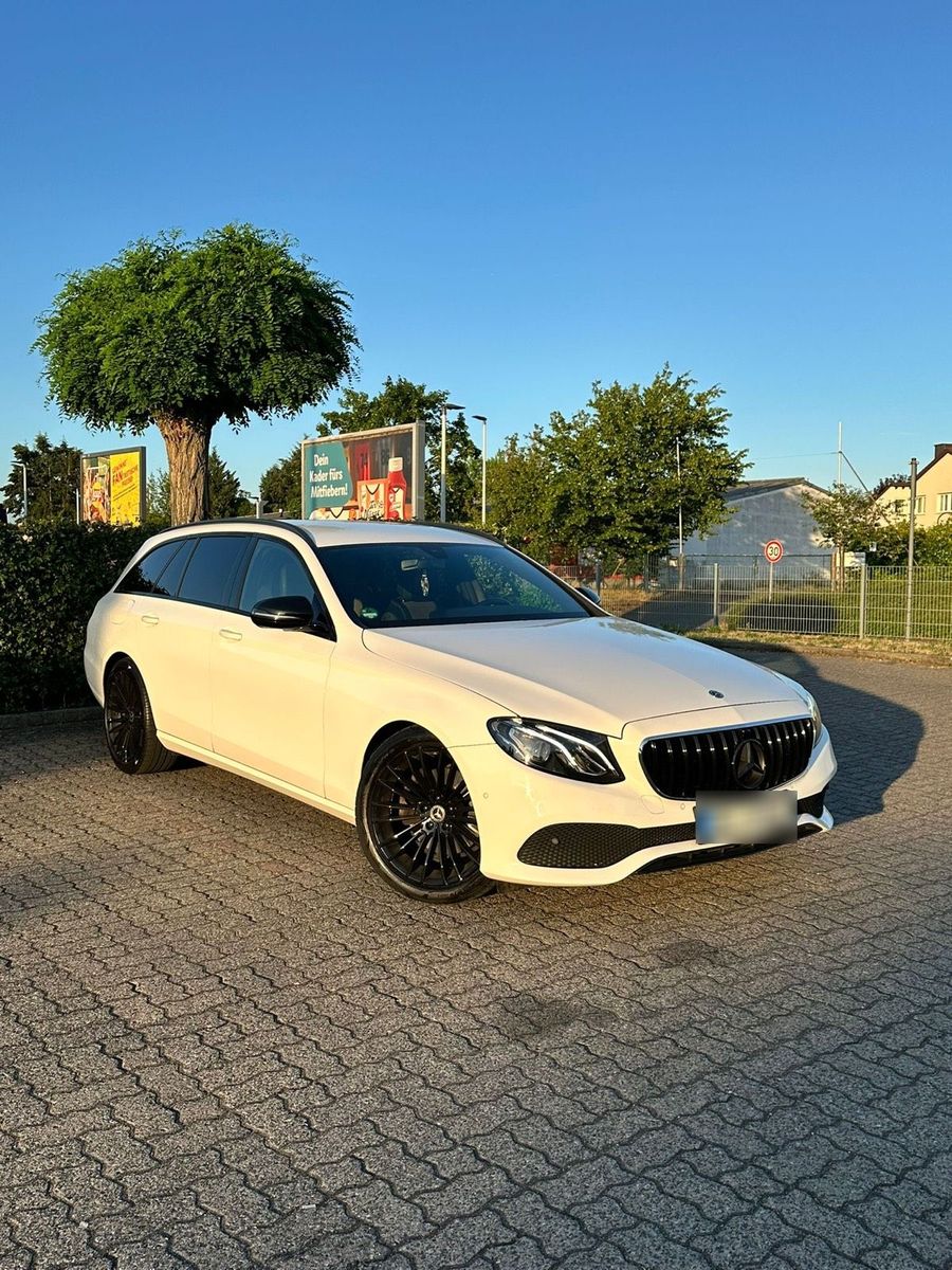 MERCEDES-BENZ Mercedes Benz E220d *Nightpaket*