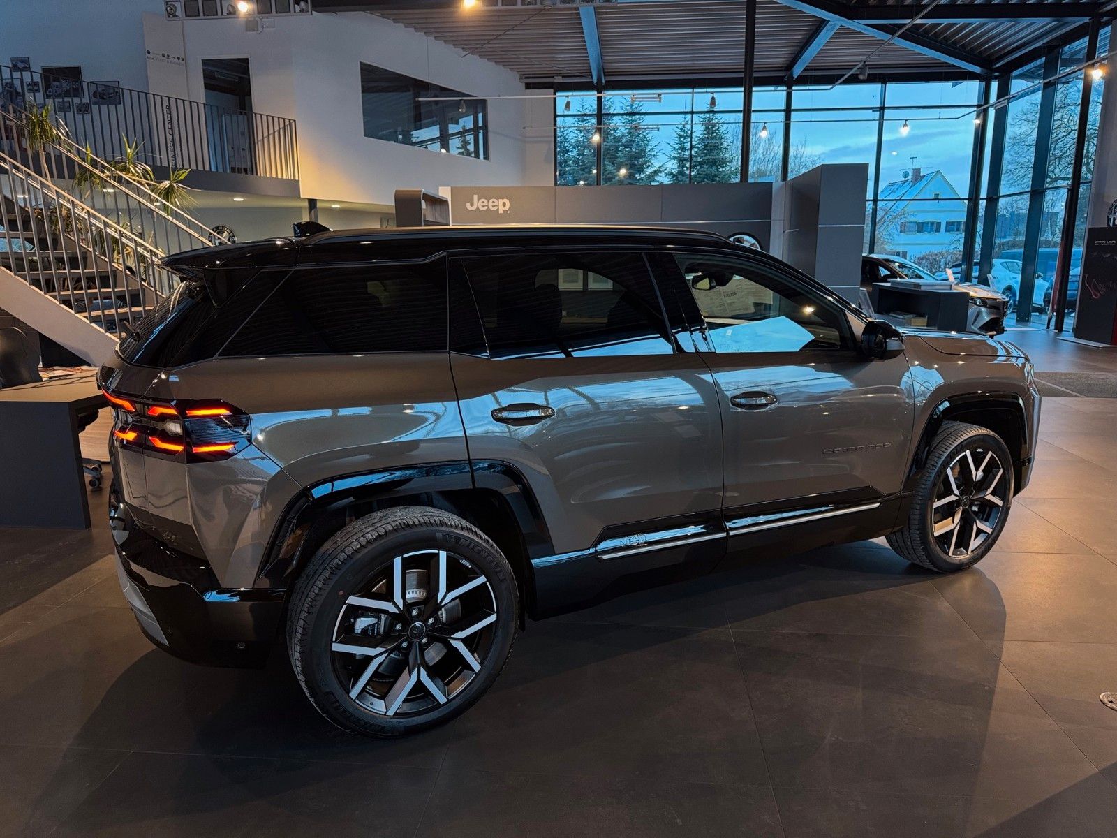 Fahrzeugabbildung Jeep Compass Elektro 74 kWh First Edition Pano 360°
