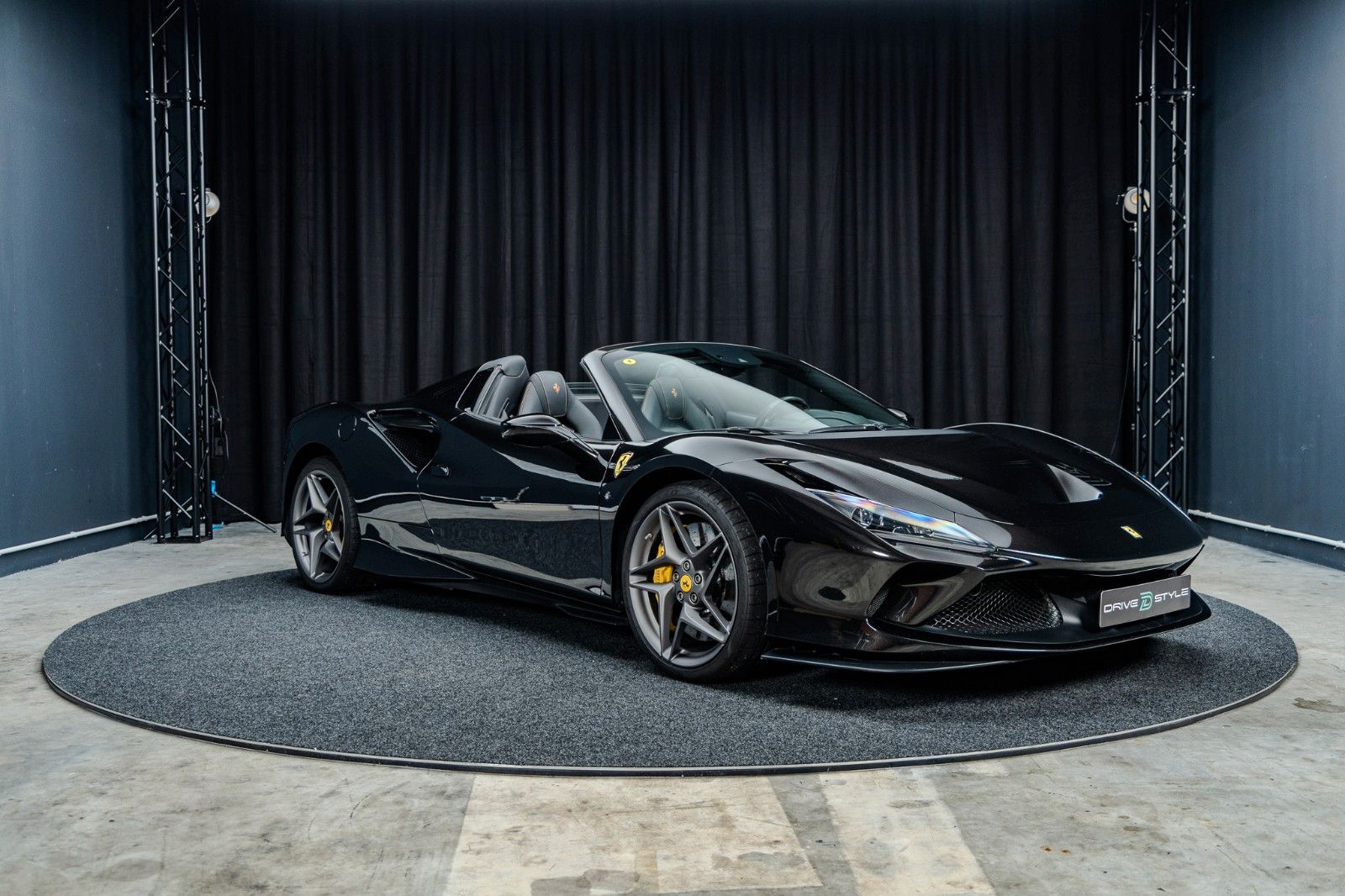Fahrzeugabbildung Ferrari F8 Spider + Nero Daytona + Carbon + Lift + Garan