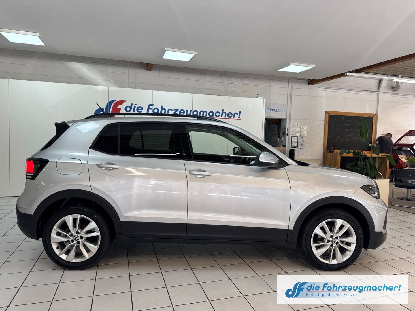 Fahrzeugabbildung Volkswagen T-Cross 1.0 TSI 85 kW Life Digitales Cockpit LED