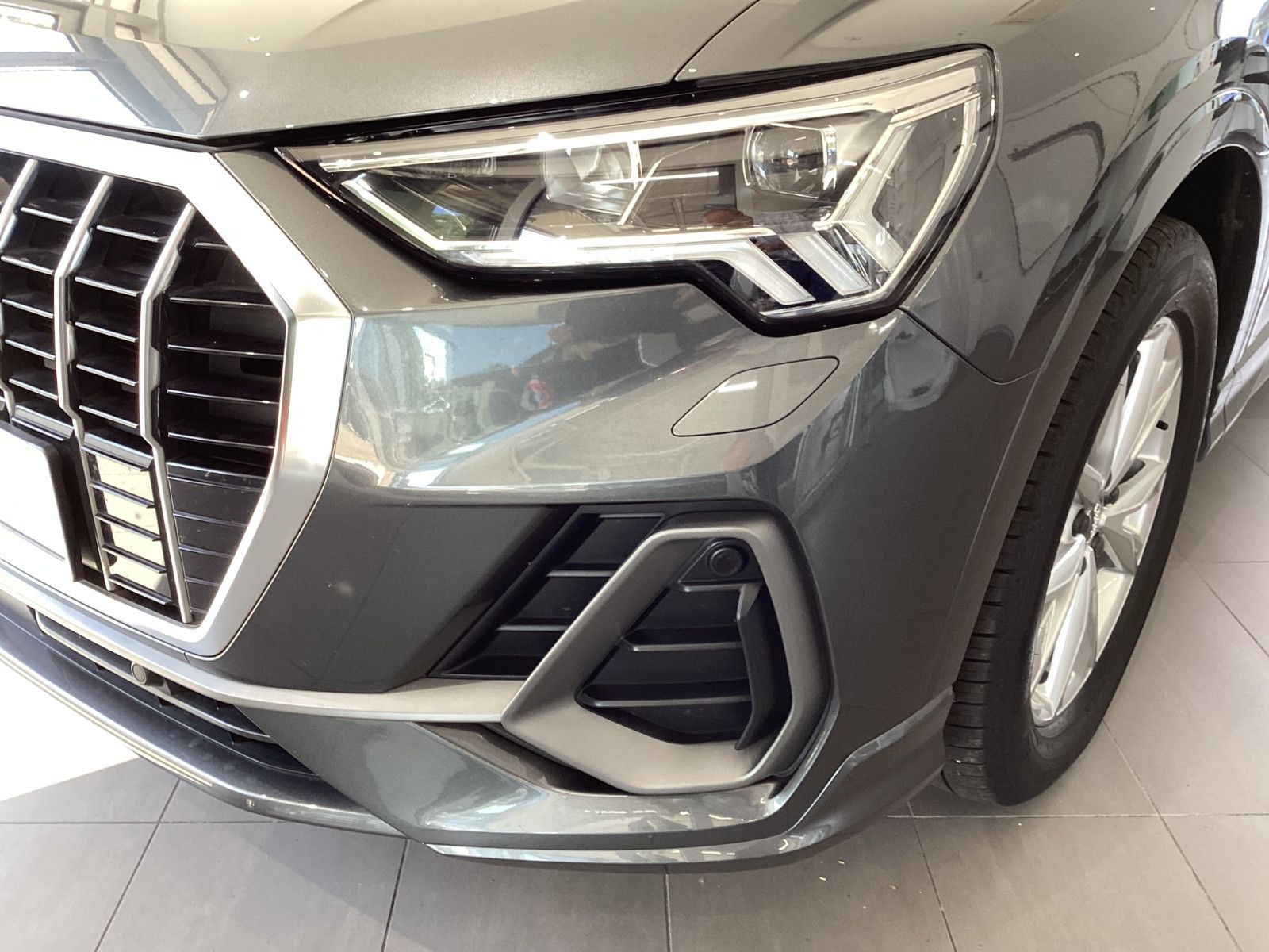 Fahrzeugabbildung Audi Q3 40 TFSI quattro S line Navi LED ACC