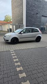 Ford Fiesta *1,3* Grau - Ford Fiesta aus 2005: 1.3