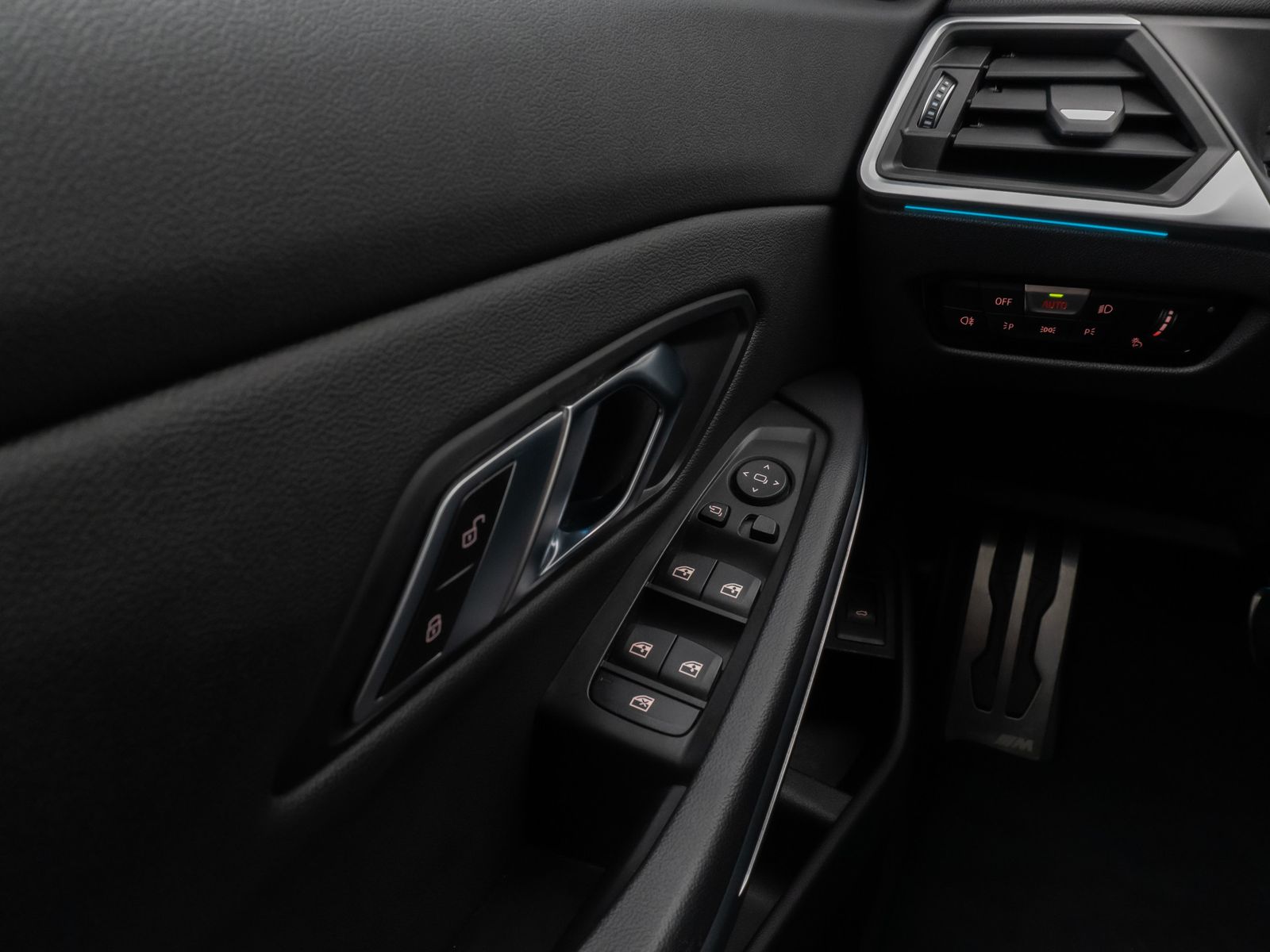 Fahrzeugabbildung BMW 330e M Sport Kamera HUD DAB H/K DrivAssis 19Zoll