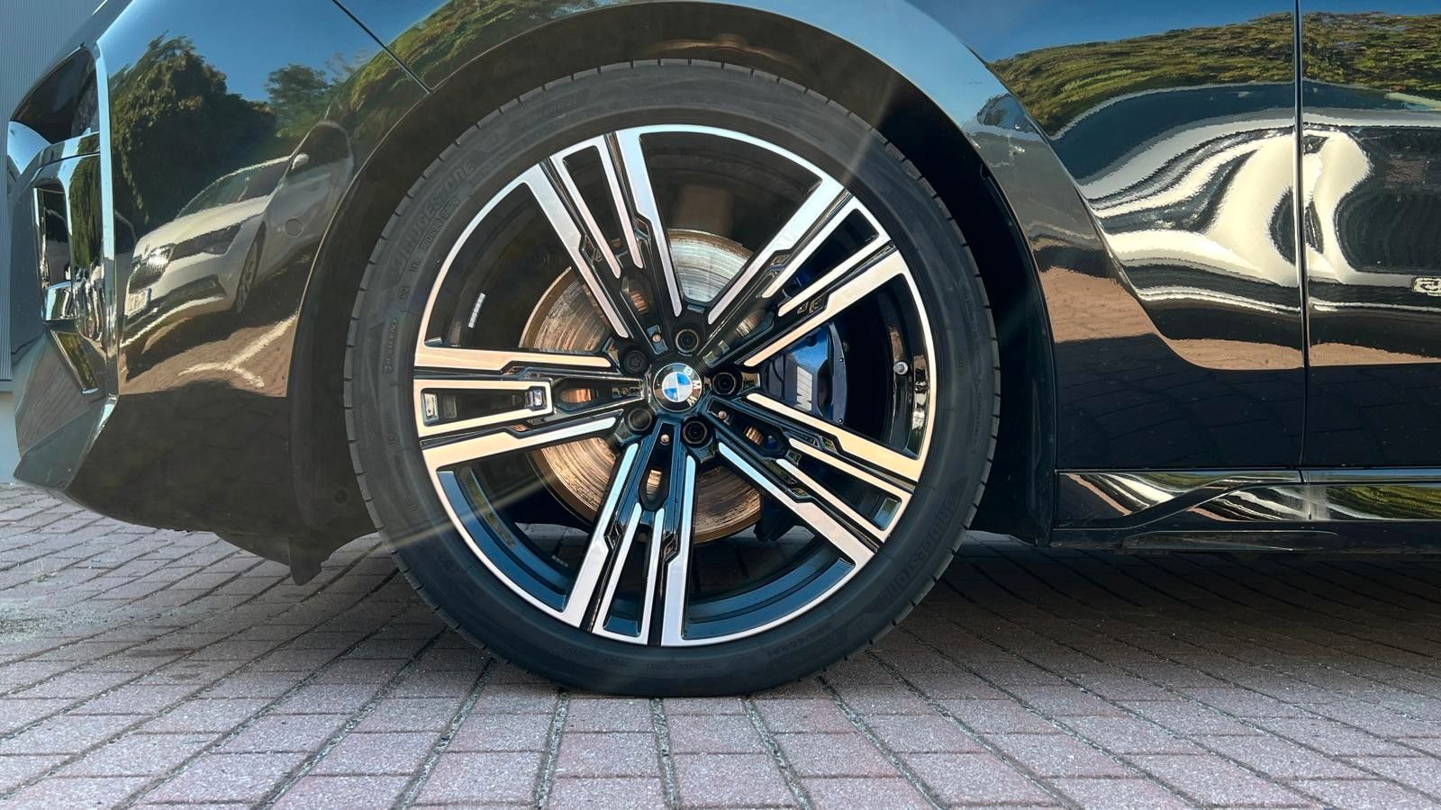 Fahrzeugabbildung BMW 740 d xDrive M Sport Pro*B&W*MASS*PAN*STHZ*CONNO