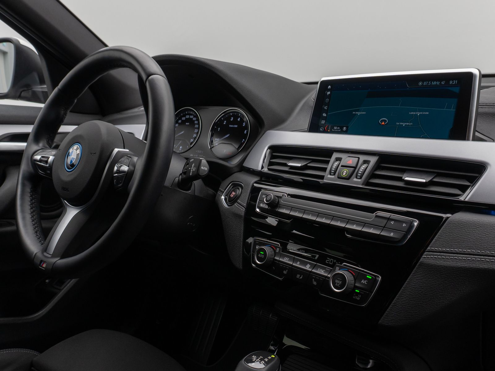 Fahrzeugabbildung BMW X2 xD25e Kamera DAB HiFi Navi Komfort Sport LED