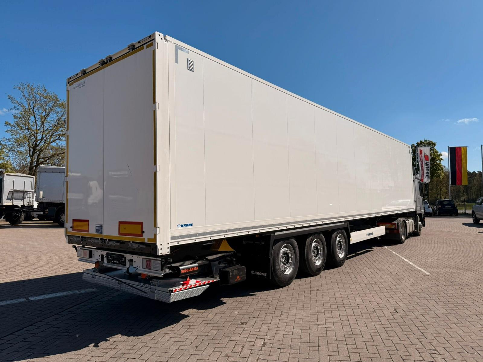 Krone Koffer-Sattelauflieger mit Ladebordwand