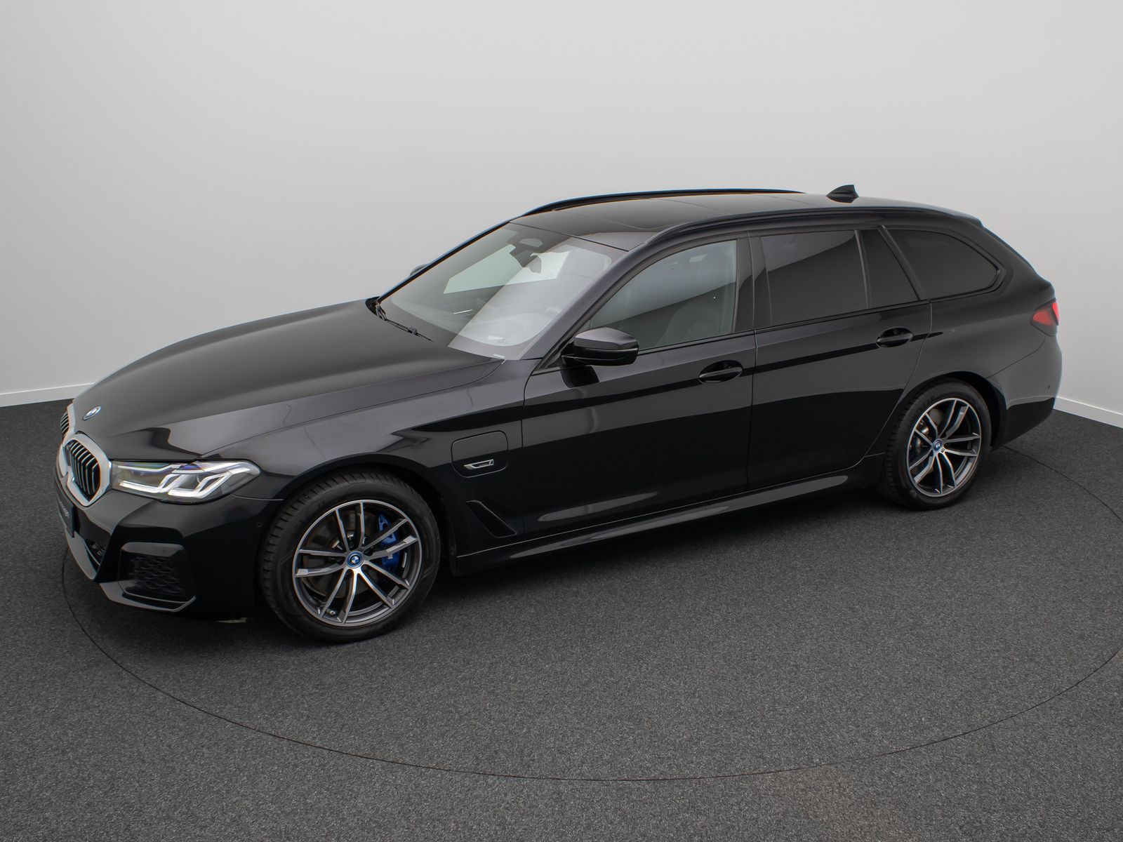 Fahrzeugabbildung BMW 530e xD M Sport DAB H/K HUD Panorama Laser AHK