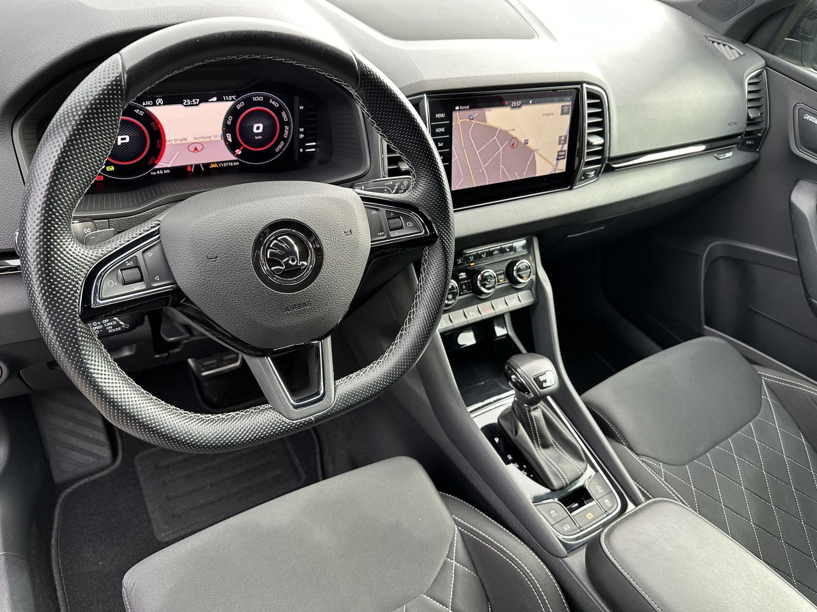 Fahrzeugabbildung SKODA Karoq 2.0 TDI DSG 4x4 Sportline NAV+LED+ACC+KAM