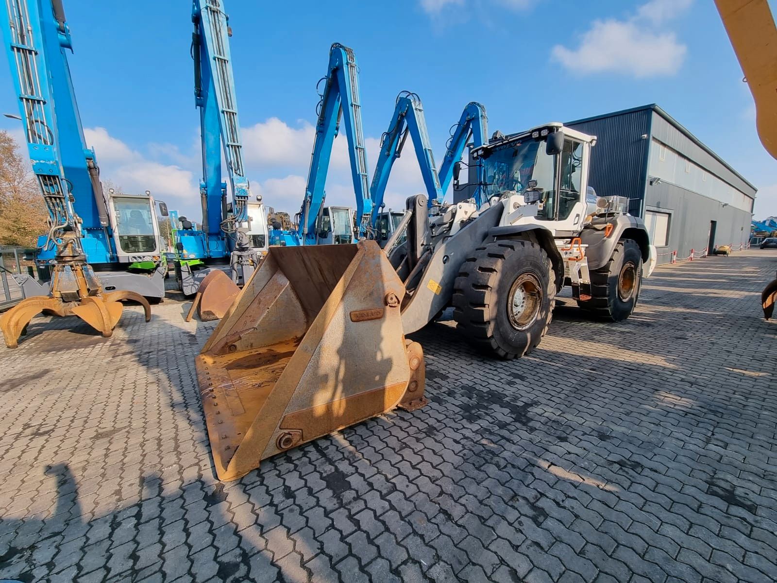 Fahrzeugabbildung Volvo L 120 H /3+4. Steuerkreis / BSS/Hochkippschaufel