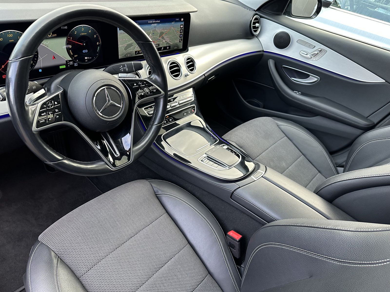 Fahrzeugabbildung Mercedes-Benz E 300de T Avantgarde NAV+LED+PANORAMA+HUD+AHK