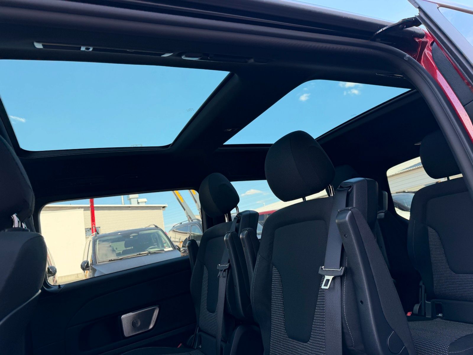 Fahrzeugabbildung Mercedes-Benz V 300 d STYLE AMG 4MATIC AIRMATIC DISTRONIC Pano