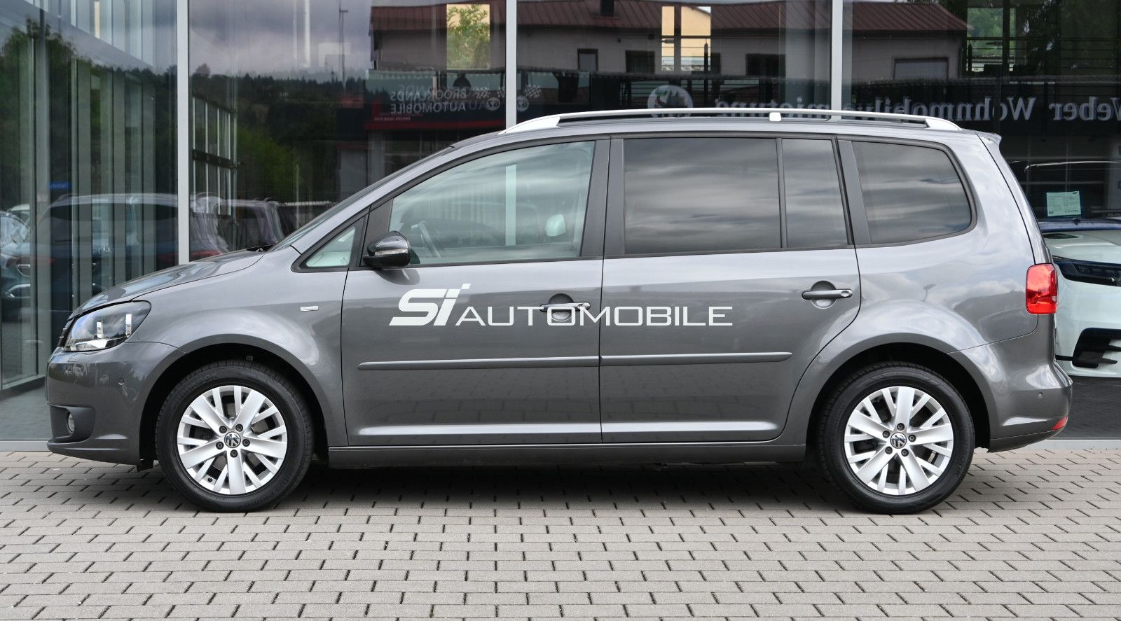 Fahrzeugabbildung Volkswagen Touran 1.2 TSI LIFE °AHK°STANDHEIZ°7-SITZE°