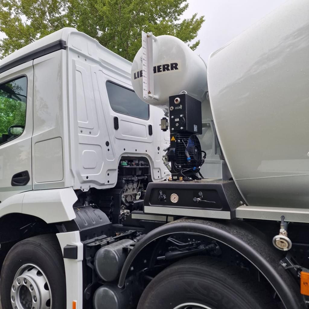 Fahrzeugabbildung Mercedes-Benz Arocs 3240 B 8x4/4 Liebherr Fahrmischer