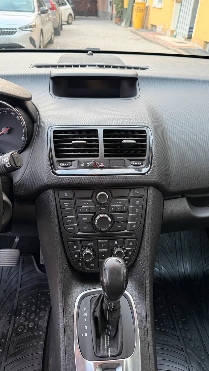 Opel Meriva 2009 — салон