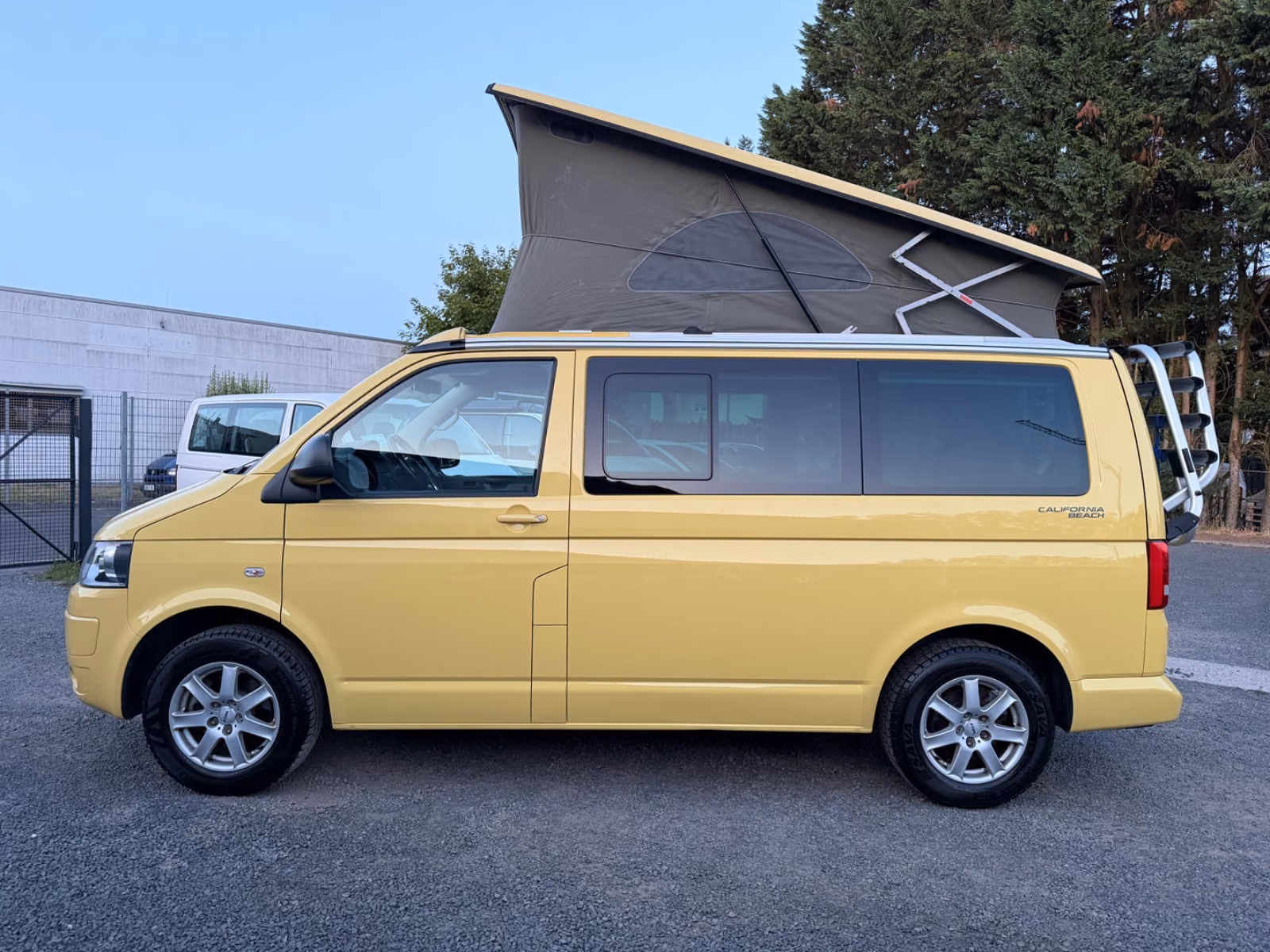 Volkswagen T5 California Beach 2.0 TDI 140 ch BVM / 1ère main / Toit relevable / Mini-cuisine / Chauffage auxiliaire