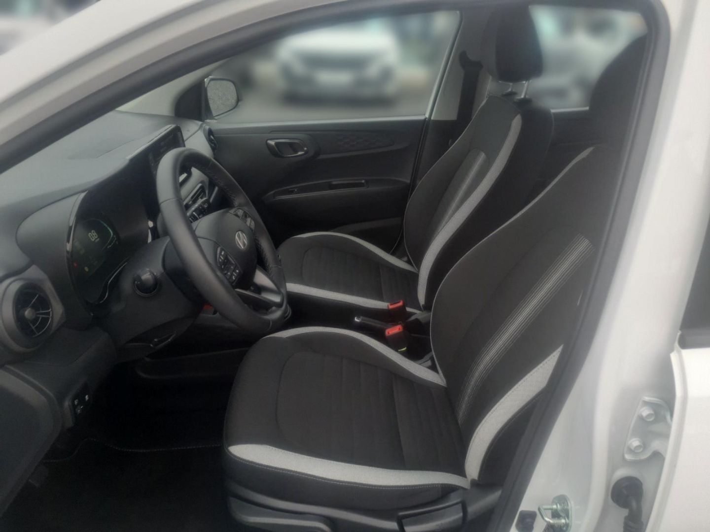 Fahrzeugabbildung Hyundai i10 FL 1.0 Benzin MT Allwetterreifen PDC Klima