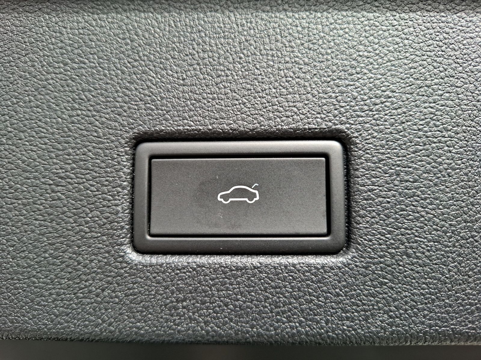 Fahrzeugabbildung Volkswagen T-Roc R 4M Matrix Navi Akrapovic Pano AID ACC RF