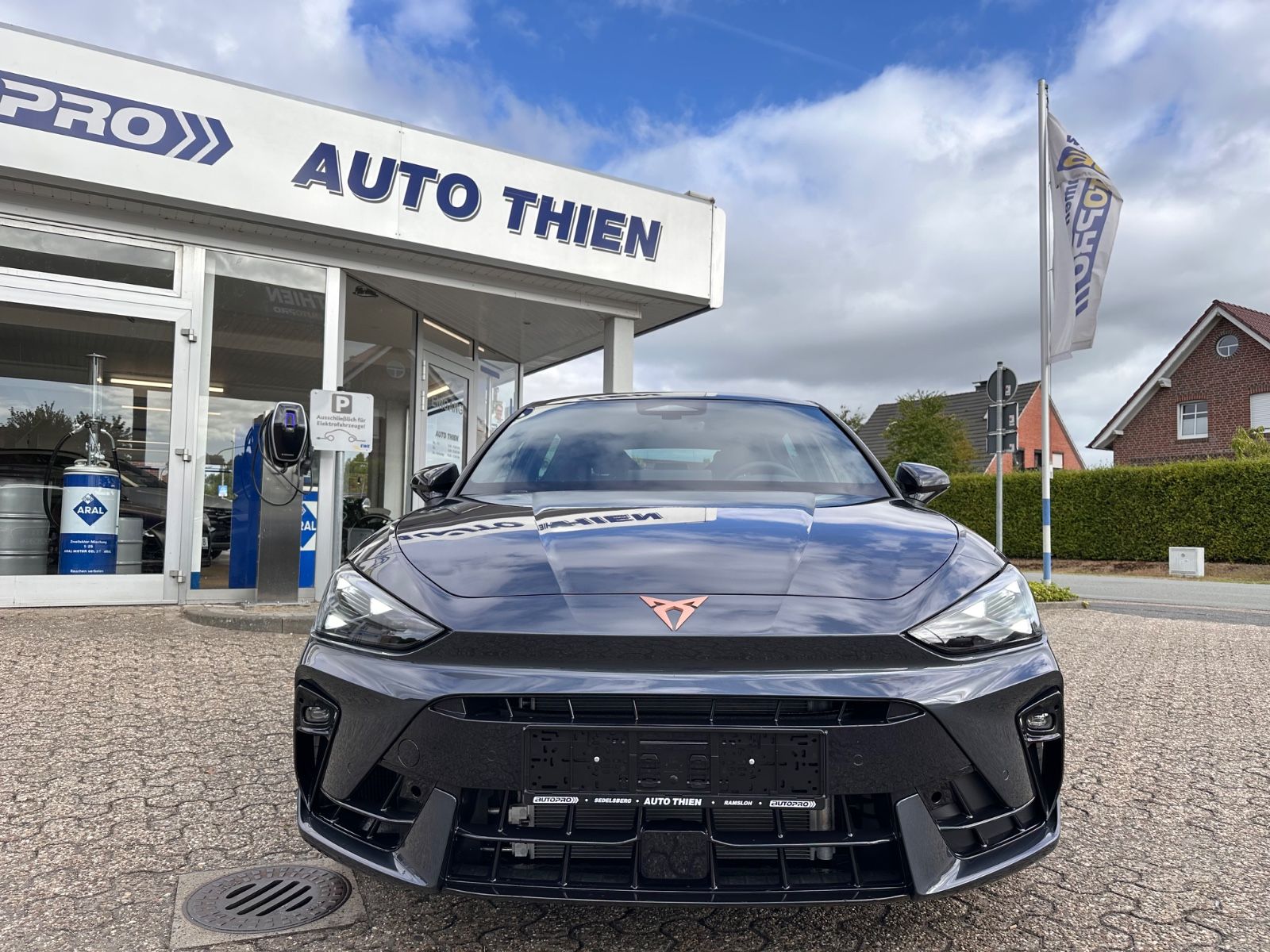 Fahrzeugabbildung CUPRA Leon VZ 2.0 TSI Pano/ACC/APP/LED/RFK/PDC/SHZG
