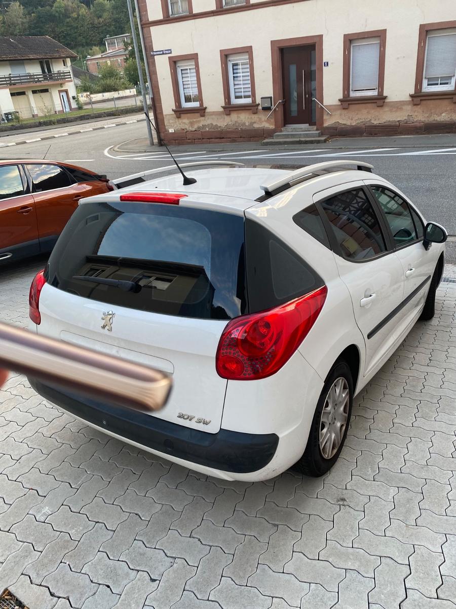 Peugeot 207 2010 — interior