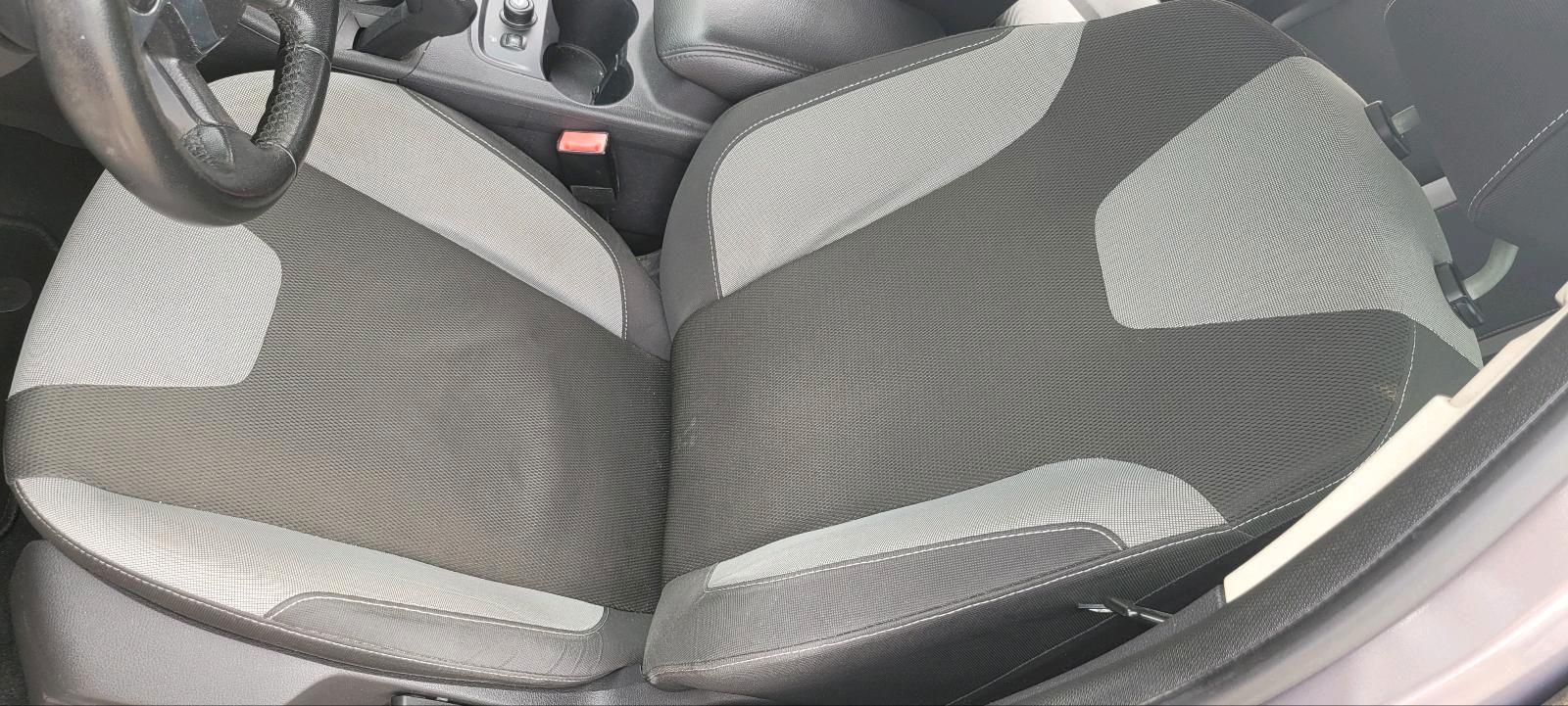Ford Focus 2012 — interior
