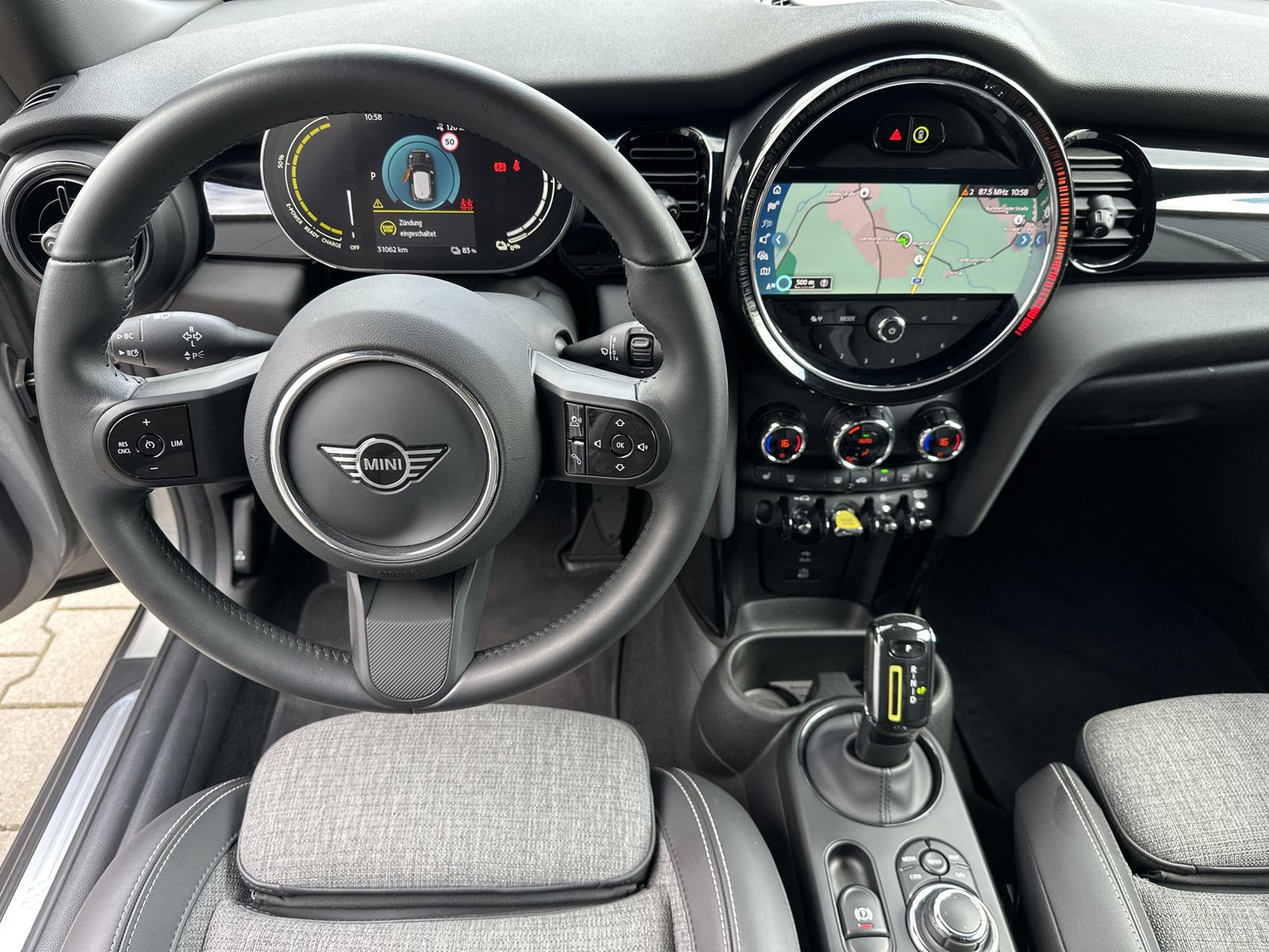 Fahrzeugabbildung MINI Cooper SE Classic-Trim NAV+LED+RÜCKFAHRKAMERA+SH