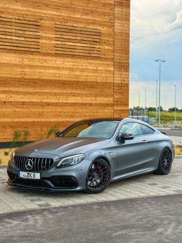 MERCEDES-BENZ AMG C63 Coupé Magno-Grau Performance-Sitze Aero