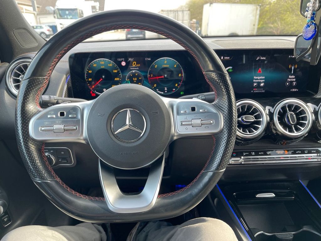 Image of Mercedes-Benz GLB 200